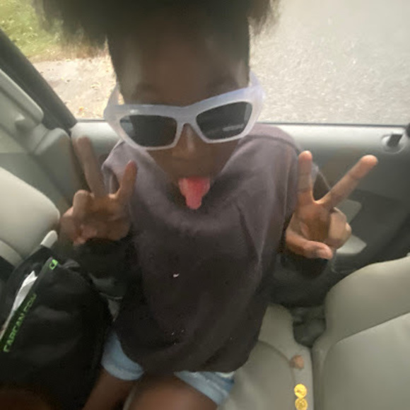 Meet your Posher, Olivia - Picture 1 of 1